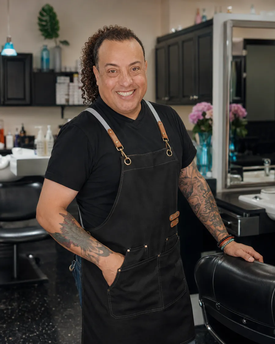 Charly, colorista y experto en balayage en Austell, GA