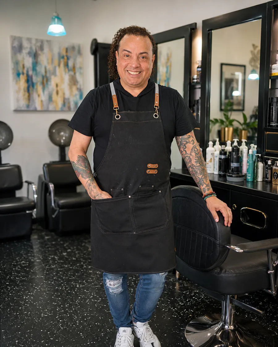 Charly Estilista en su salón real en Austell, GA
